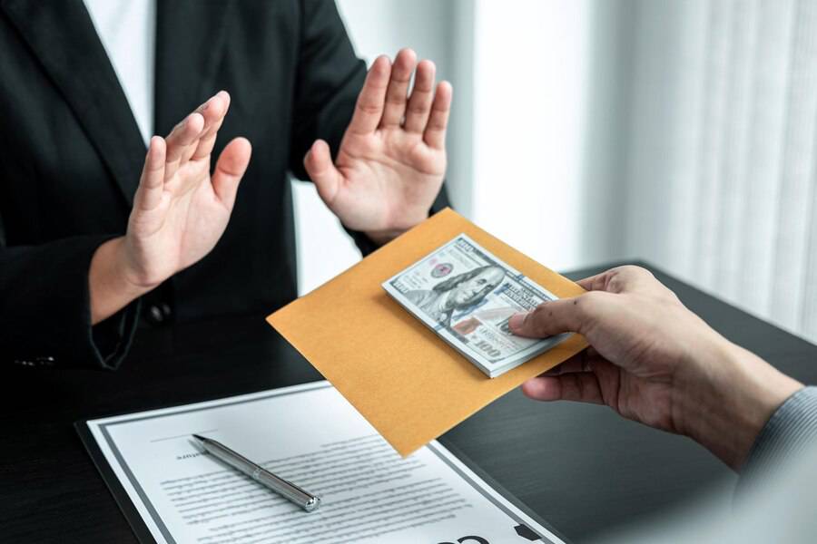 Midsection Couple Holding Hands 1048944 19968741 (1)