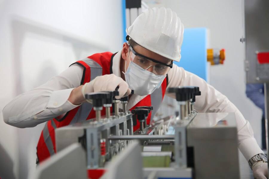 Quality Control Worker Analyzing Manufacturing Machine Laboratory 35752 3142 (1)